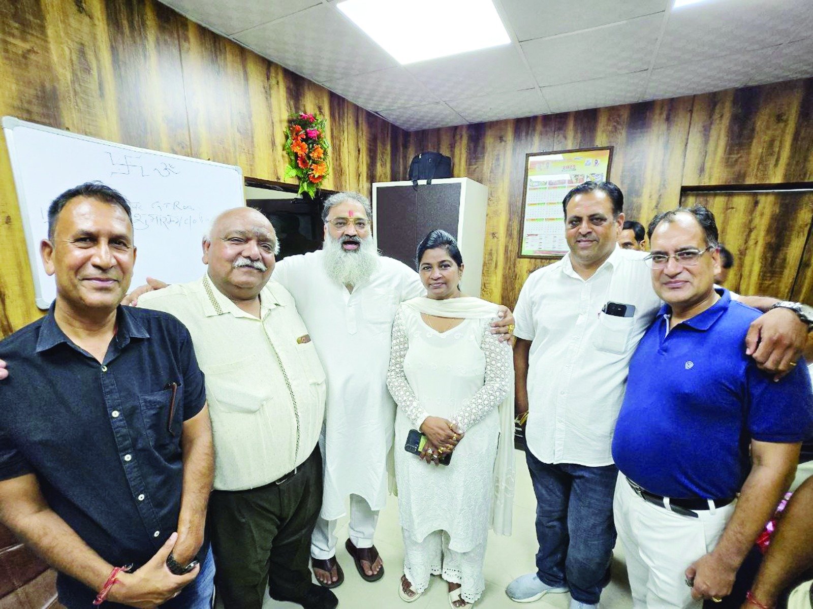 मेयर के नवनिर्मित दफ्तर में तमाम पुराने नेताओं सहित हजारो लोग पहुंचे