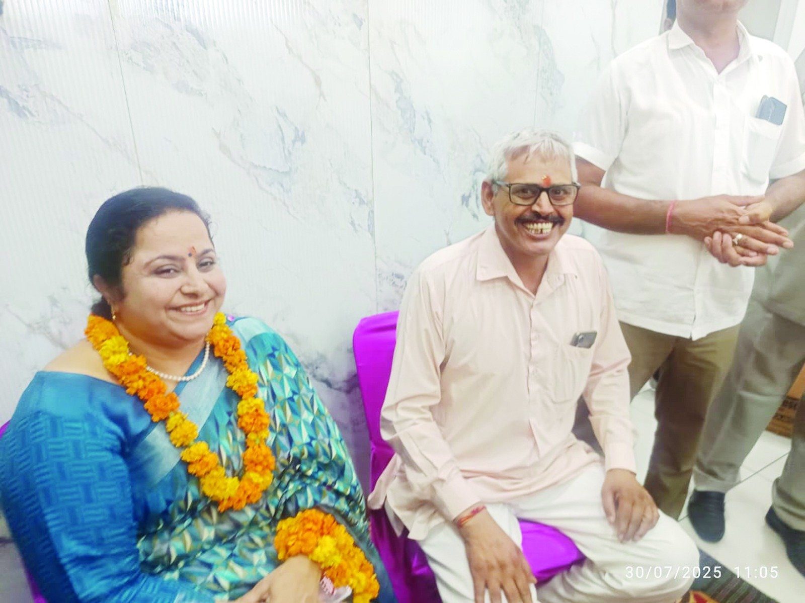 मेयर ने पति संदीप सचदेवा के साथ बीकानेर मिष्ठान भंडार का उद्घाटन किया