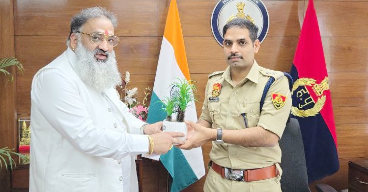 वीरेश शांडिल्य एसपी अंबाला अजीत सिंह शेखावत से मिले व पौधा भेंट किया