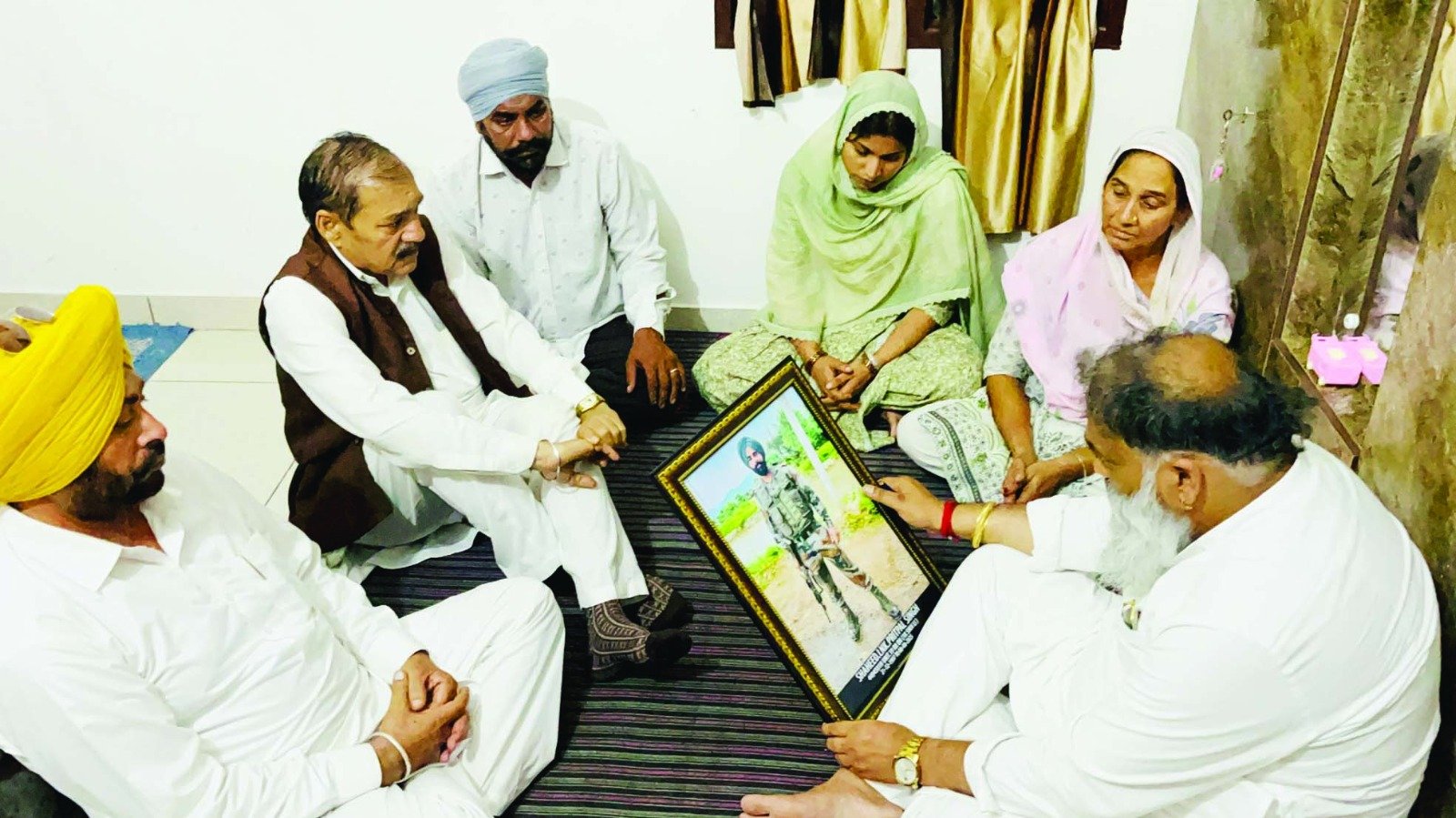 शहीद के माता पिता को एक करोड़ की राशि व गैस एजेंसी दे सरकार