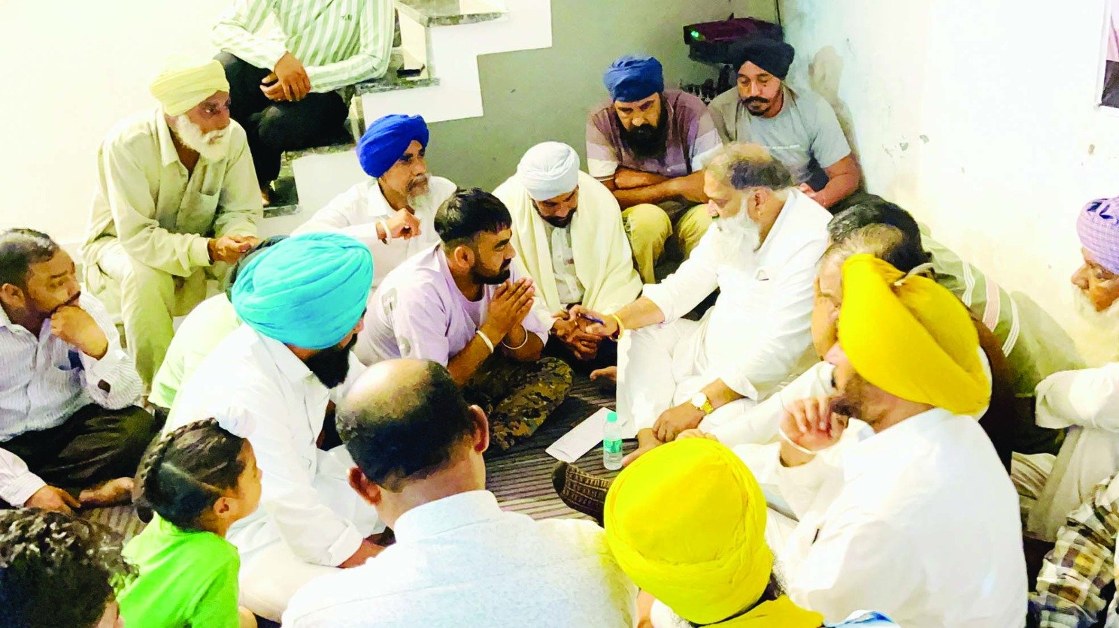 शहीद के माता पिता को एक करोड़ की राशि व गैस एजेंसी दे सरकार