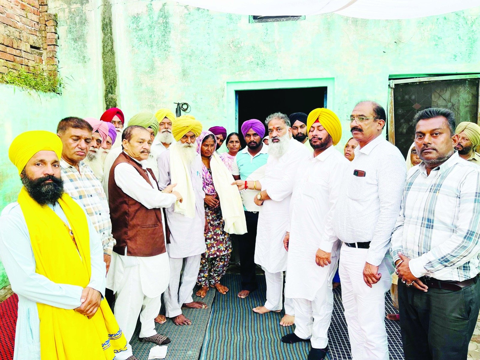 शहीद सिपाही हरमिंदर सिंह के परिजनों को सरकार दो करोड़ व पेट्रोल पंप दे