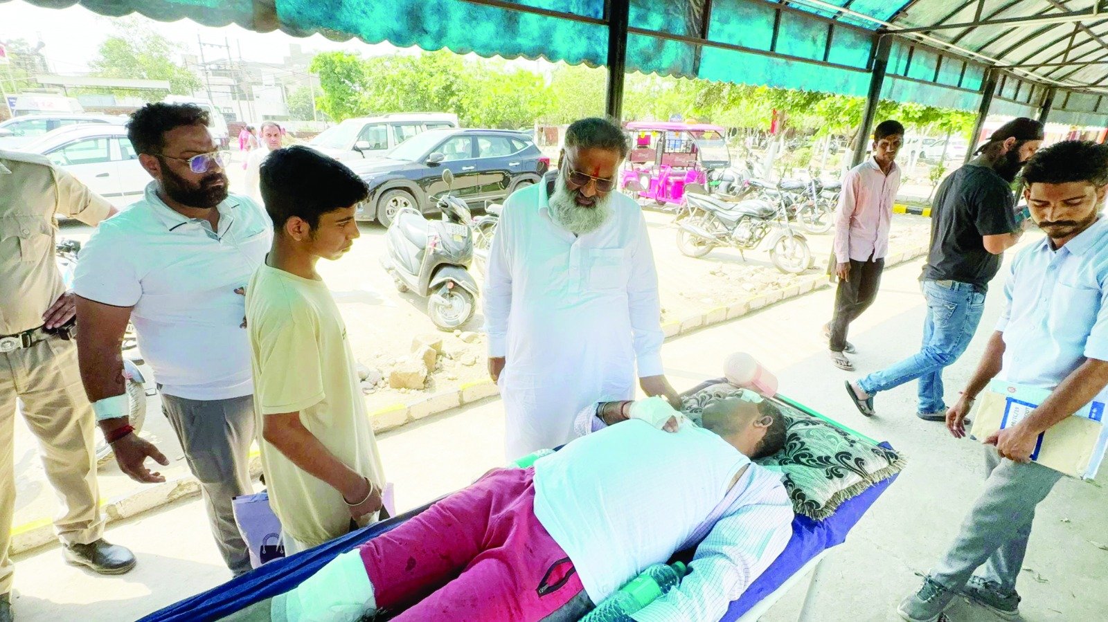 अग्रसेन चौक पर हुई वारदात में शांडिल्य ने की घायलों से मुलाकात