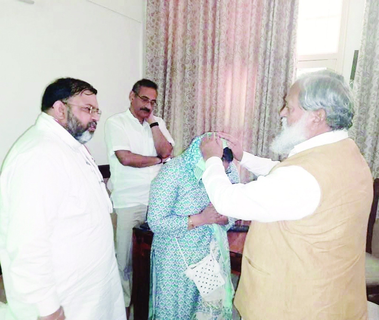 अनिल विज एडीजीपी वाई पूरण कुमार को श्रद्धांजलि देने पहुंचे
