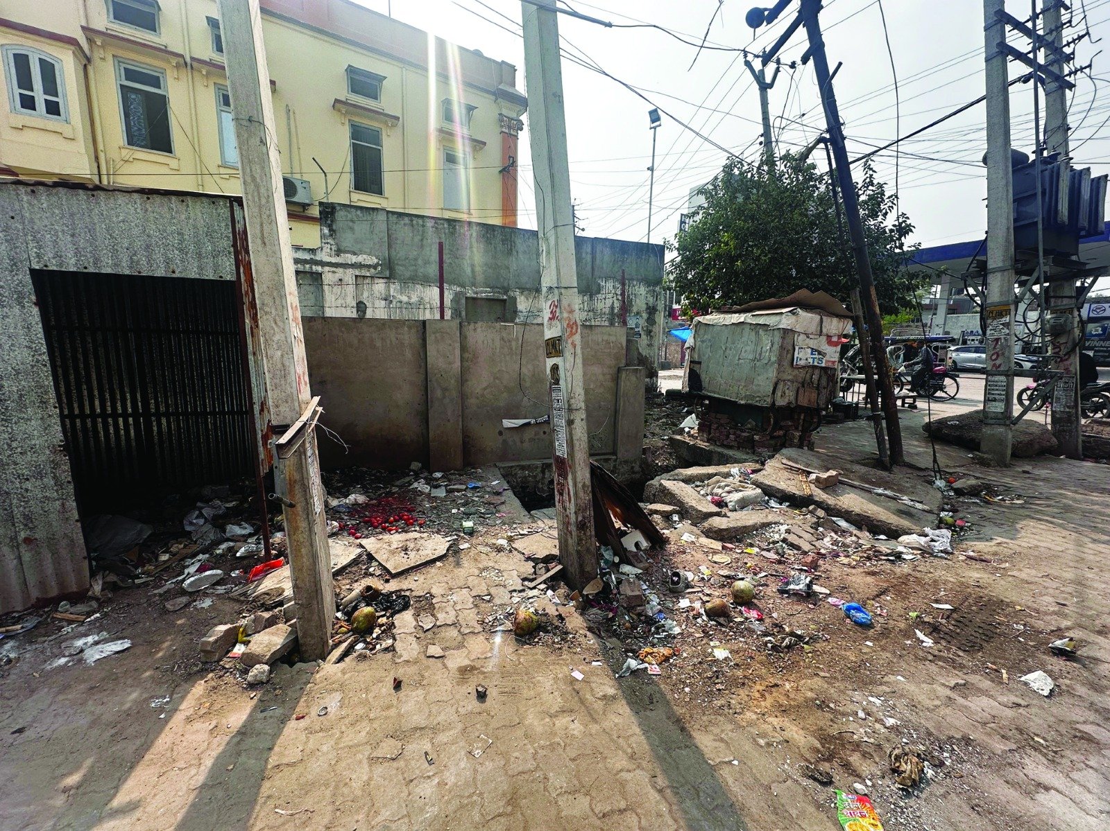 शहर के बांस बाजार रोड पर गंदगी का ढेर राहगीर एवं दुकानदार परेशान