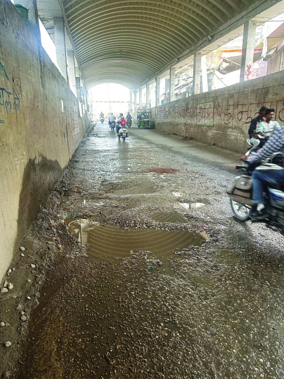 अंबाला शहर में टूटी सड़कों से लोग हो रहे परेशान