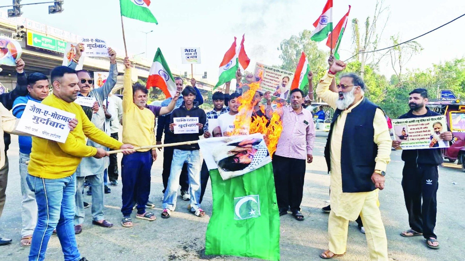 दिल्ली बम ब्लास्ट के विरोध में ATFI के सदस्यों ने जलाया पाकिस्तान का झंडा